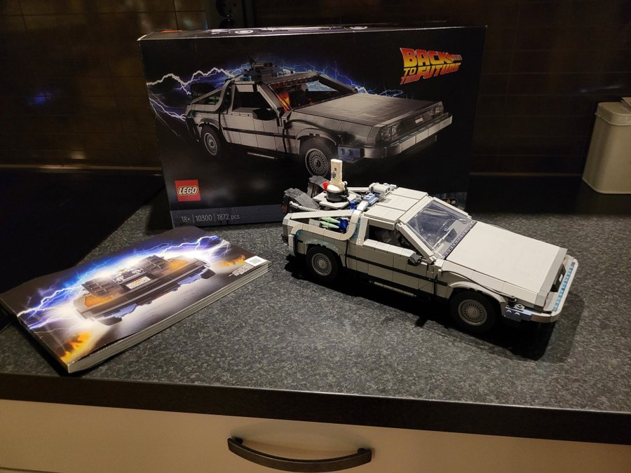 LEGO 10300 DeLorean Time Machine