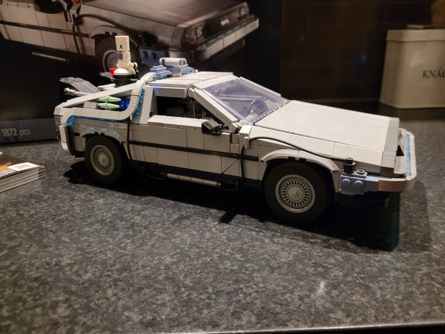 LEGO 10300 DeLorean Time Machine