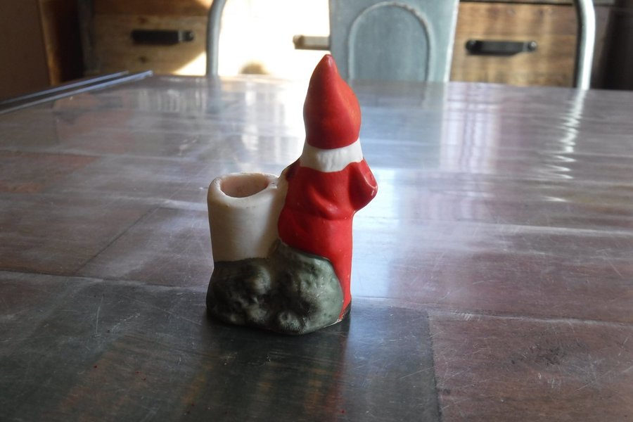 Liten tomte med ljusstake