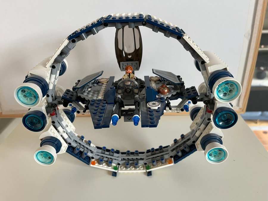 Lego Star Wars 7661 - Jedi Starfighter with Hyperdrive Booster Ring