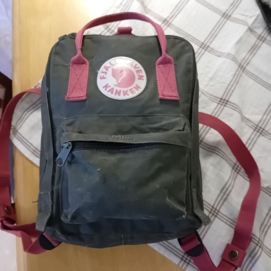 Fjällräven Kånken Mini Ryggsäck Grön med Röda Detaljer