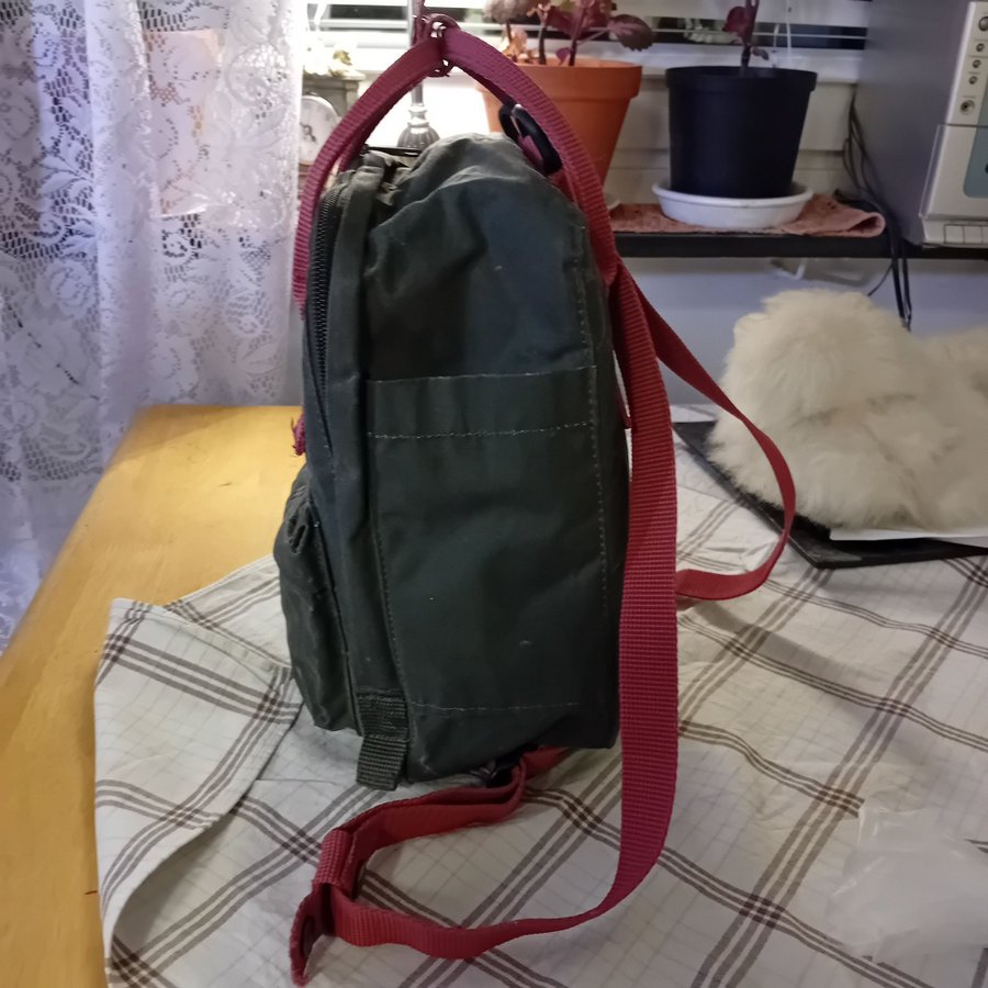 Fjällräven Kånken Mini Ryggsäck Grön med Röda Detaljer