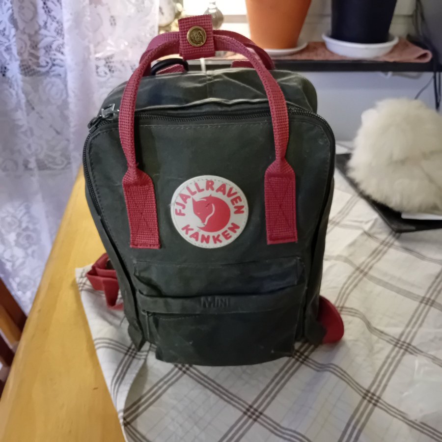 Fjällräven Kånken Mini Ryggsäck Grön med Röda Detaljer