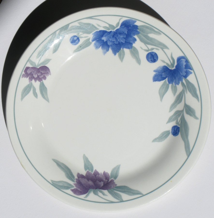 Staffordshire tallrik med blomstermönster (blå och lila)