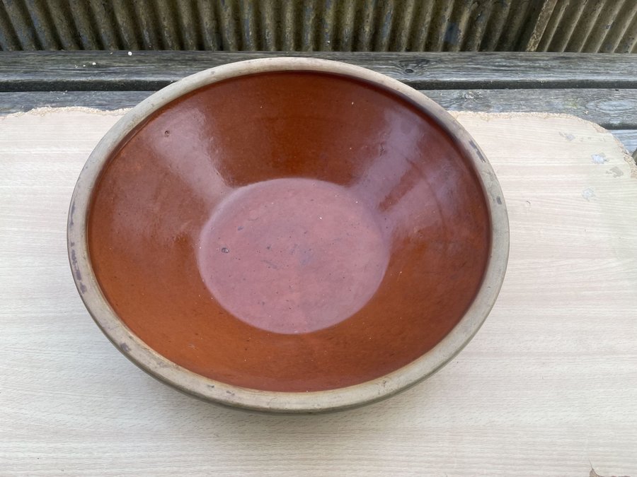 STORT LERFAT - MÄRKT 4 I BOTTEN - HÖJD 10 CM, DIAM. 35 CM.