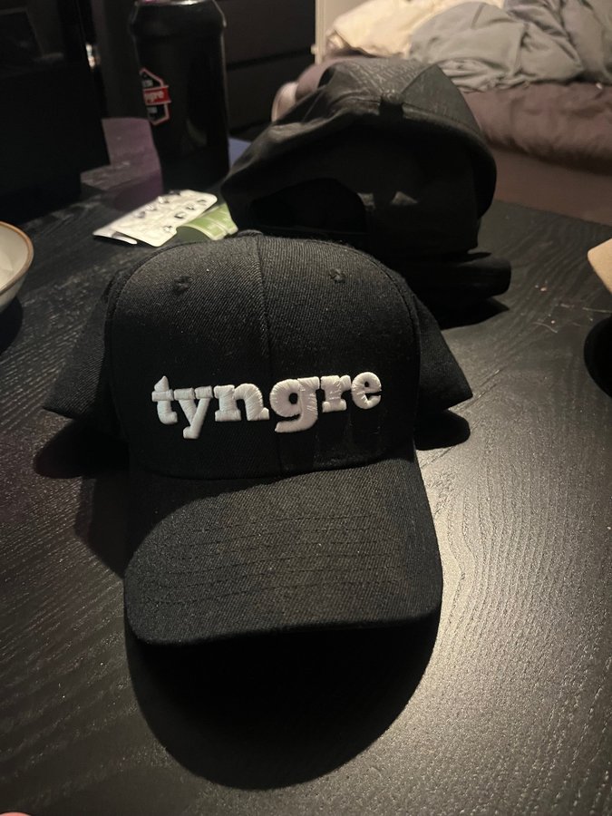 Tyngre svart keps