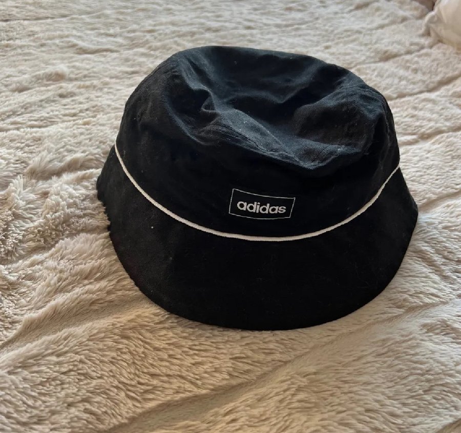 Adidas svart bucket hat