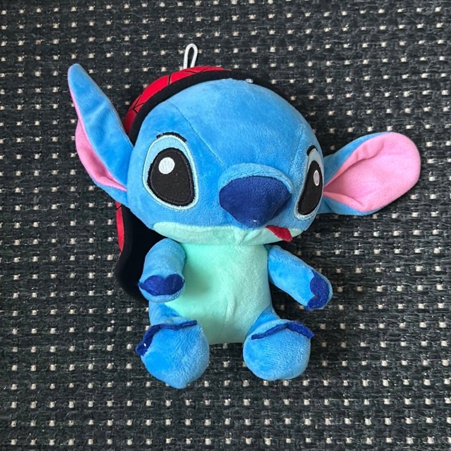 Stitch med Spidermanhatt