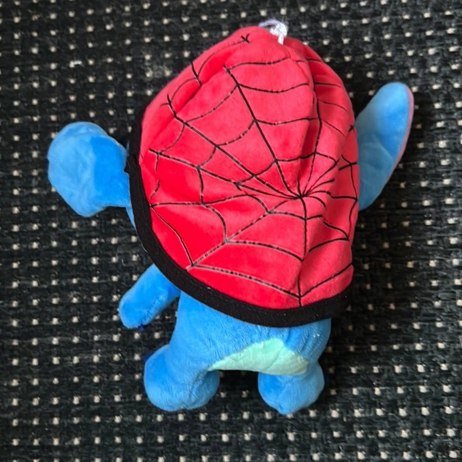 Stitch med Spidermanhatt