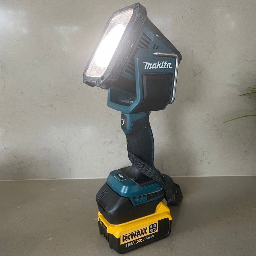 Batteriadapter med lampa och USB-uttag Använd Dewalt batterier till Makita