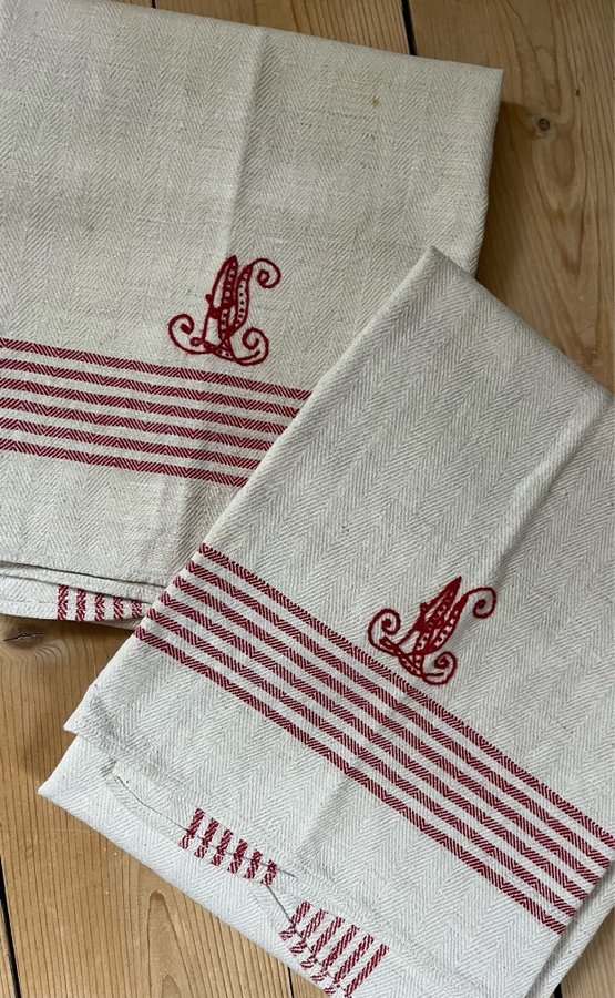 Retro jul / 2 st hemvävd a kökshanddukar med broderade monogram i rött / jul