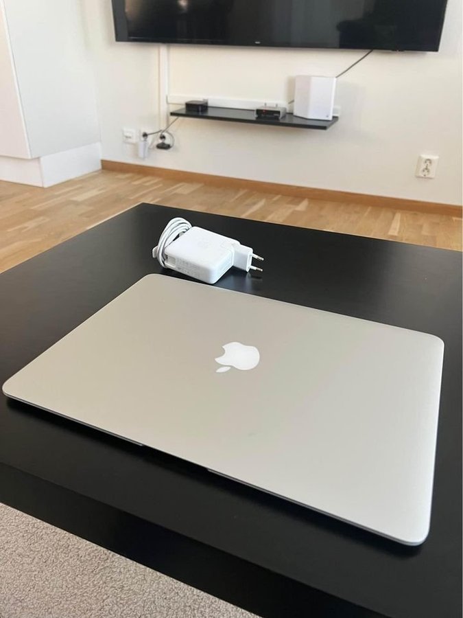 Macbook air 13" 2015 i5/8gb/120gb i bra skick!