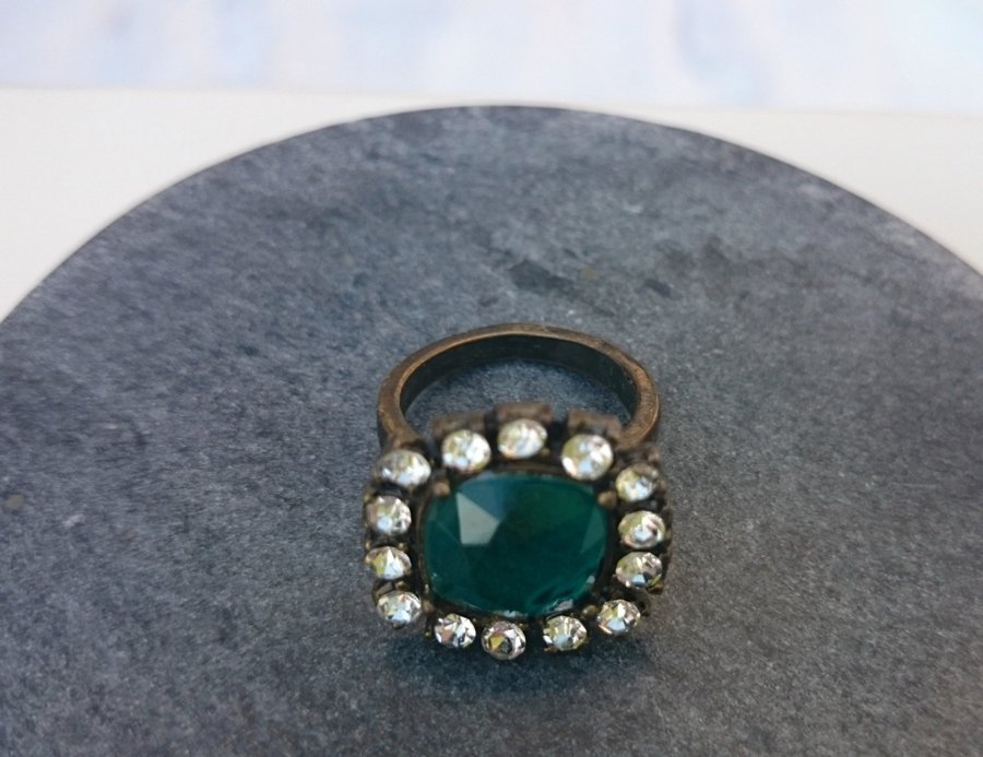 Bijouteri ring med grönblå sten, ca 18 mm innermått