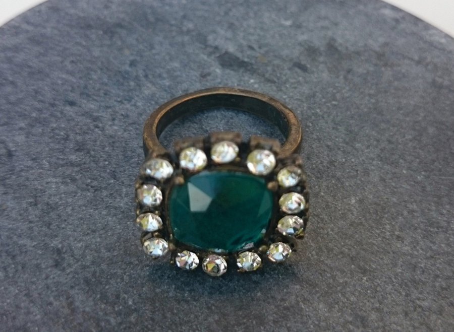 Bijouteri ring med grönblå sten, ca 18 mm innermått