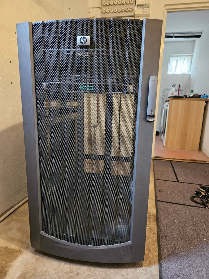 Serverrack / Rackskåp på hjul (Halvrack 22U)