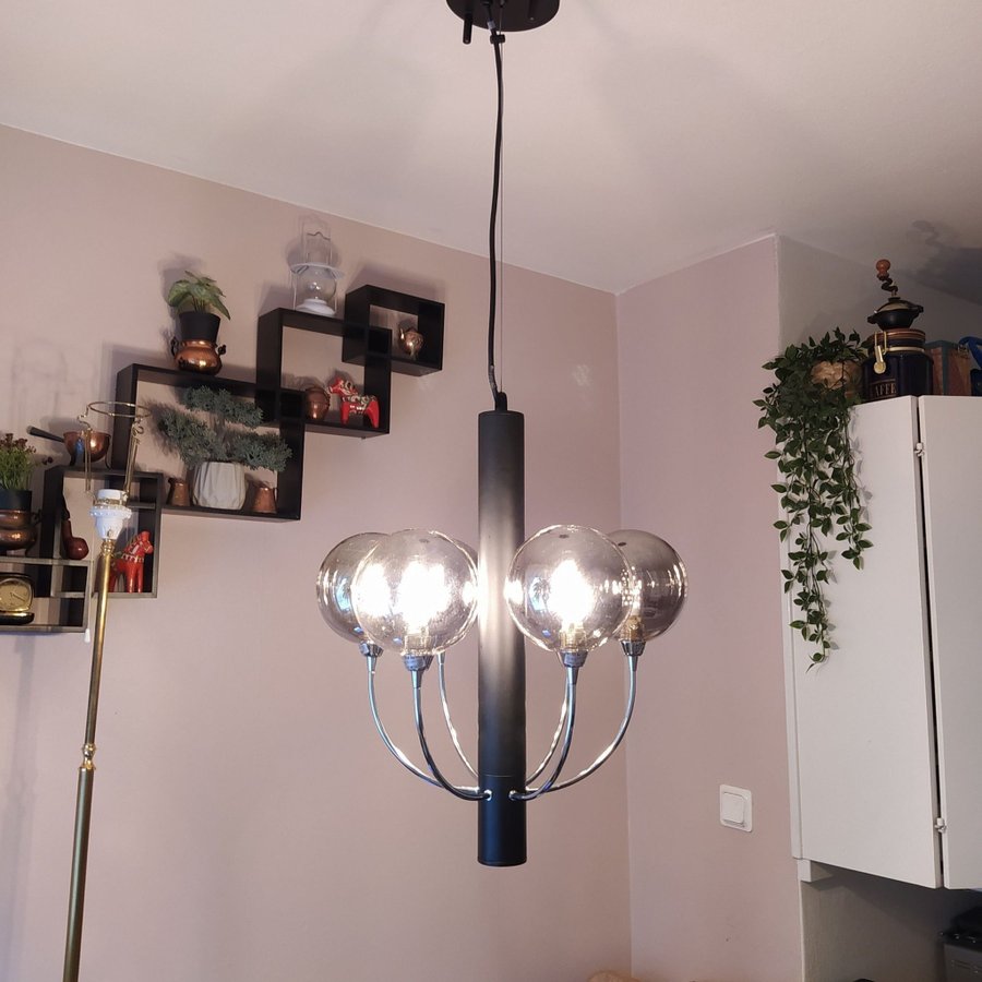 TAKLAMPA LJUSHUSET design i rökglaskupor och svart lackerad metall.