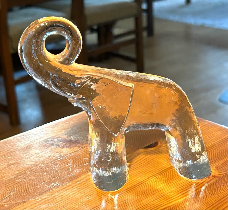 Fantastisk KOSTA BODA glas elefant design BERTIL VALLIEN serie ZOO 1975 .