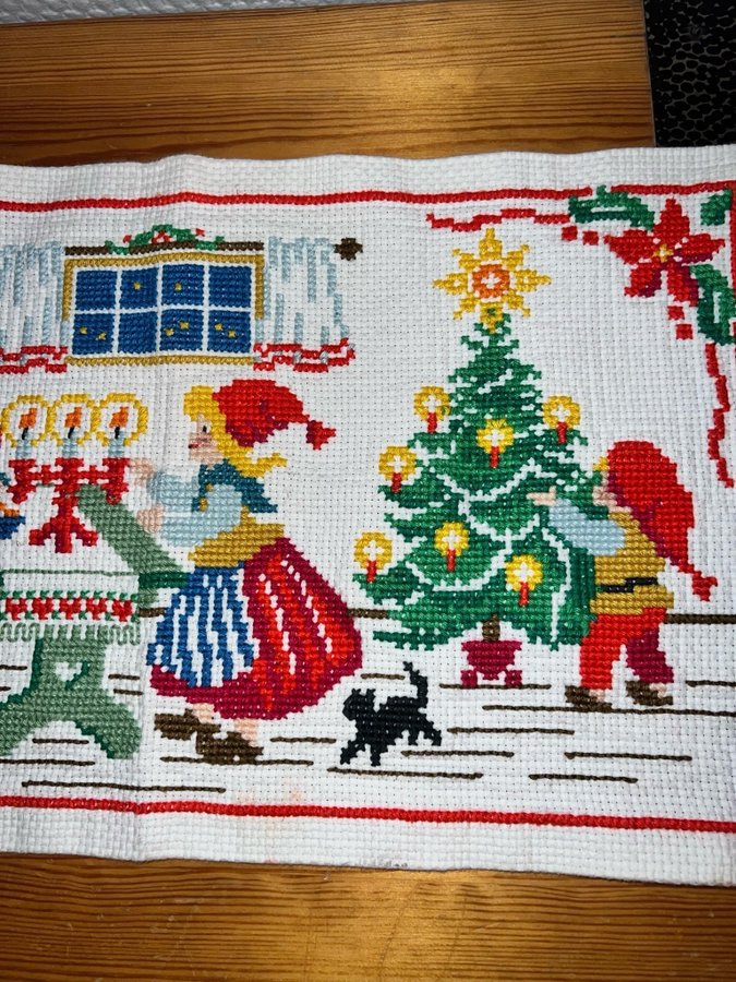 Duk med Julmotiv handbroderad tomte bord gran