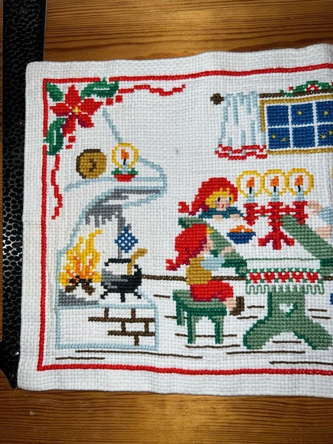 Duk med Julmotiv handbroderad tomte bord gran