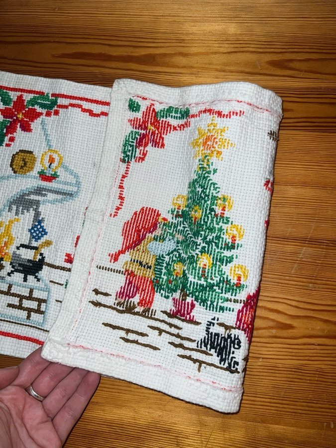 Duk med Julmotiv handbroderad tomte bord gran