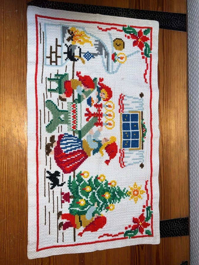 Duk med Julmotiv handbroderad tomte bord gran