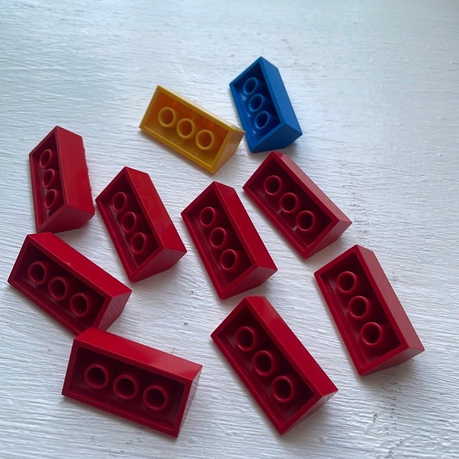 Lego * 10 st lutande / sluttande bitar 2 x 4 x 1 *