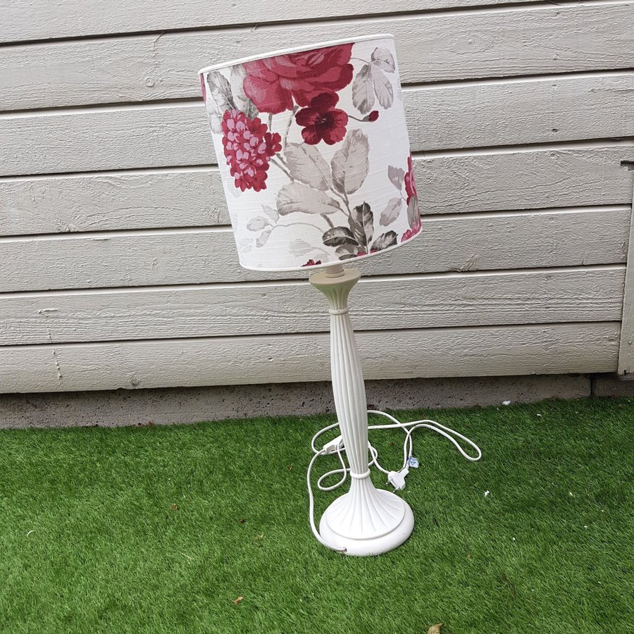 Bordslampa med blommig skärm