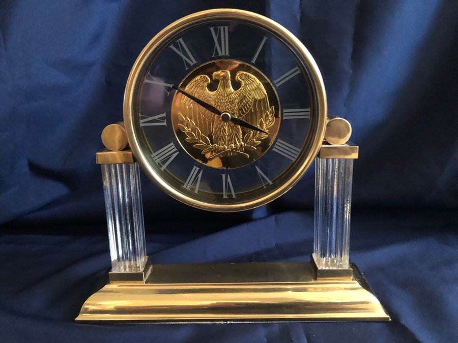 Bordsur ”The Golden Eagles Commemorative Clock 1988” kvartsurverk