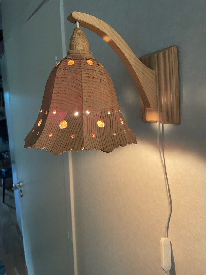 Trävägglampa Vägglampa Trälampa Lampa helt i trä / furu