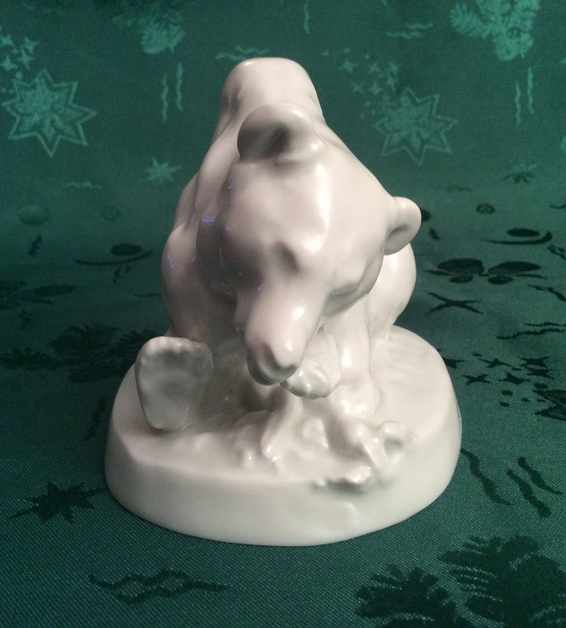 Meissen figurine Bear Eating 1954