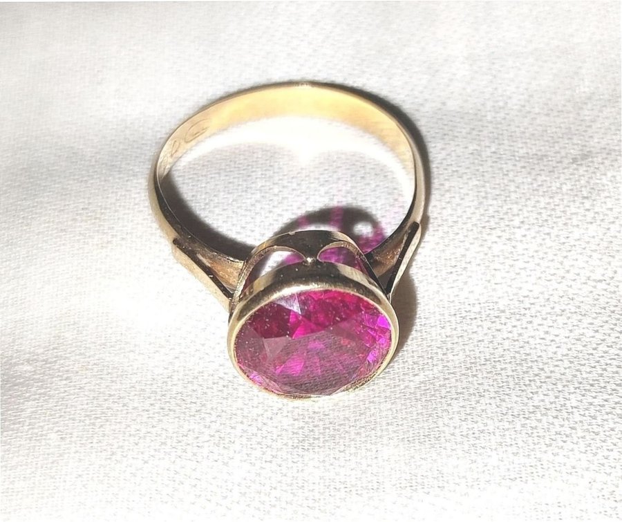 Äkta 14k gulguld med Cerise sten Ring stl 17 7