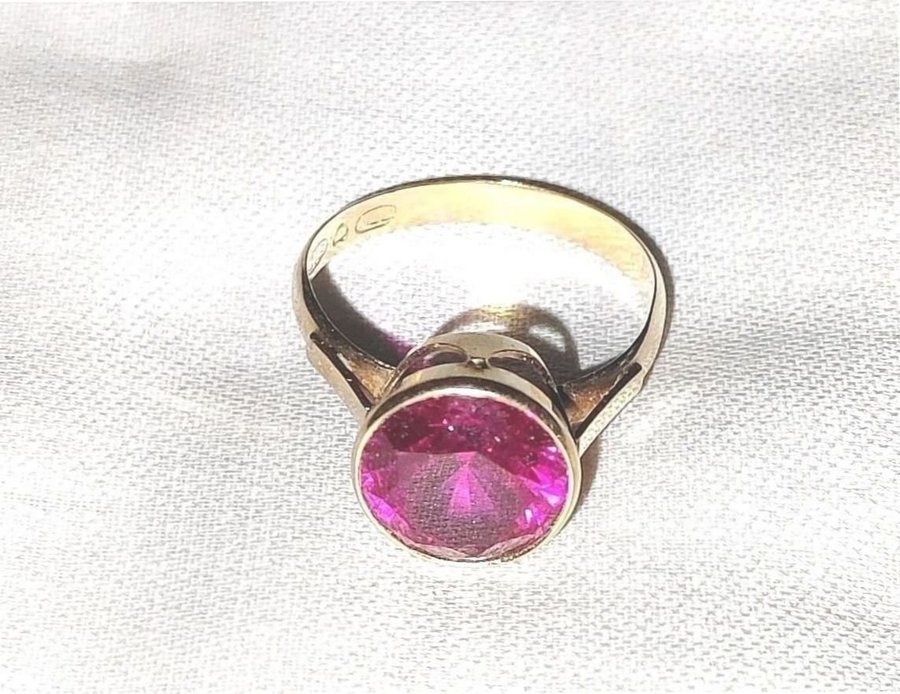 Äkta 14k gulguld med Cerise sten Ring stl 17 7