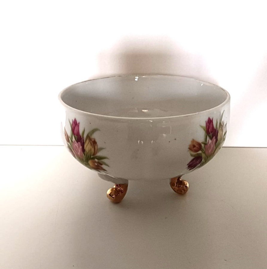 Blommig skål (Vintage Porcelain Bowl with Floral Design and Gold Accents)