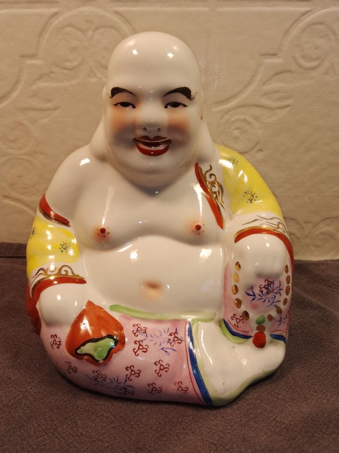 Skrattade Buddha i porslin