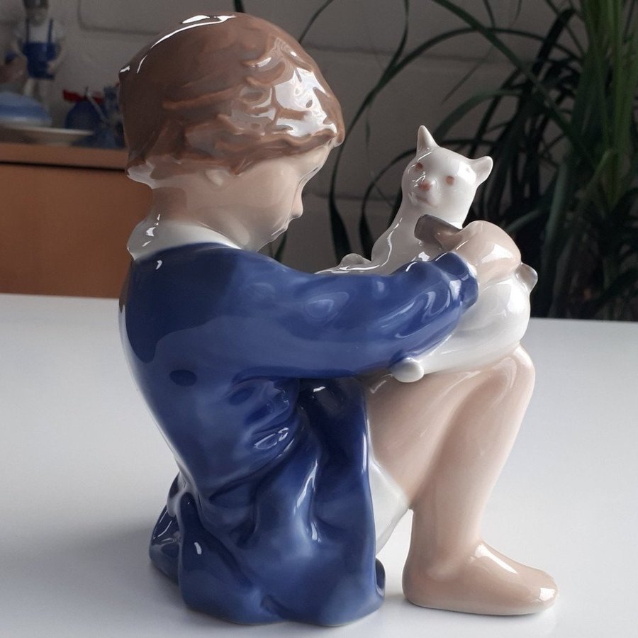 Rare 1970s Royal Copenhagen Perfect 4631 Flicka med Katt Porslin Figur. Pige Kat