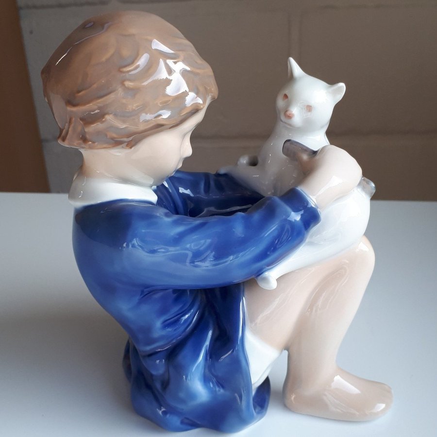 Rare 1970s Royal Copenhagen Perfect 4631 Flicka med Katt Porslin Figur. Pige Kat