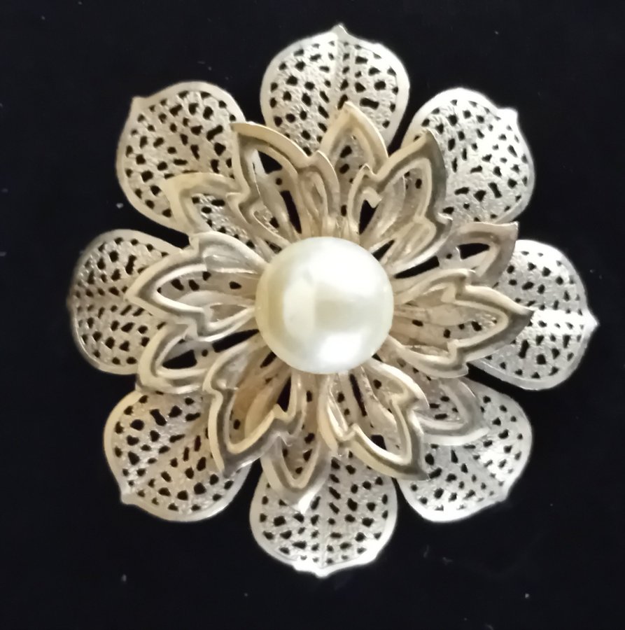 Vintage gold coloured pretty 5cm brooch