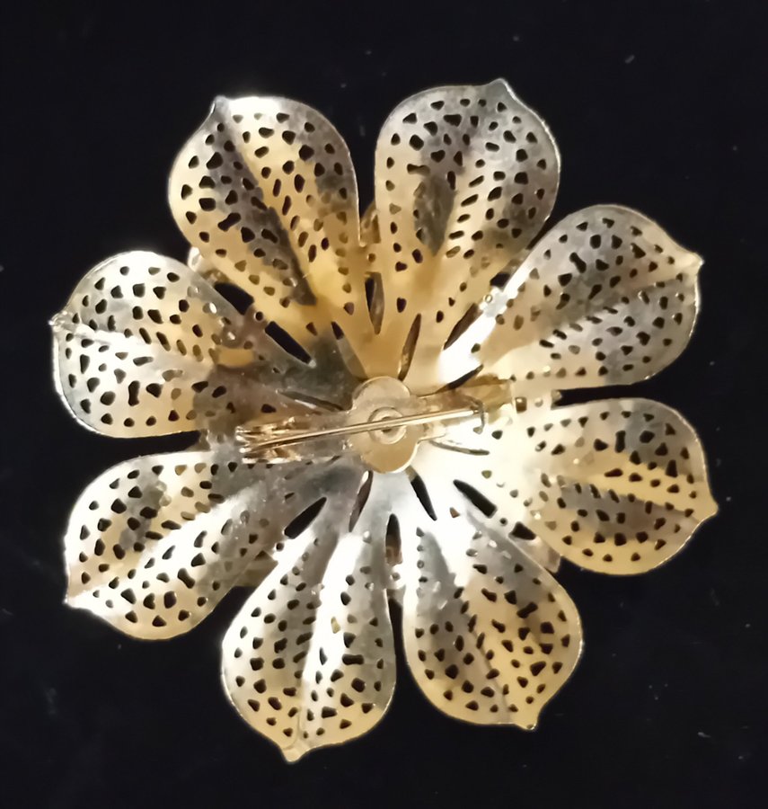 Vintage gold coloured pretty 5cm brooch