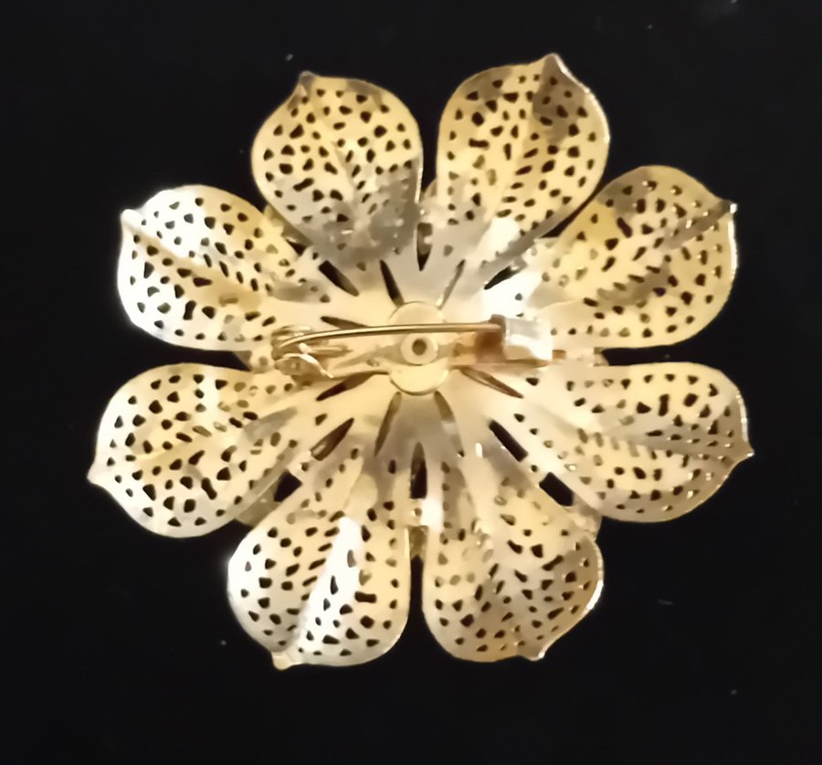 Vintage gold coloured pretty 5cm brooch