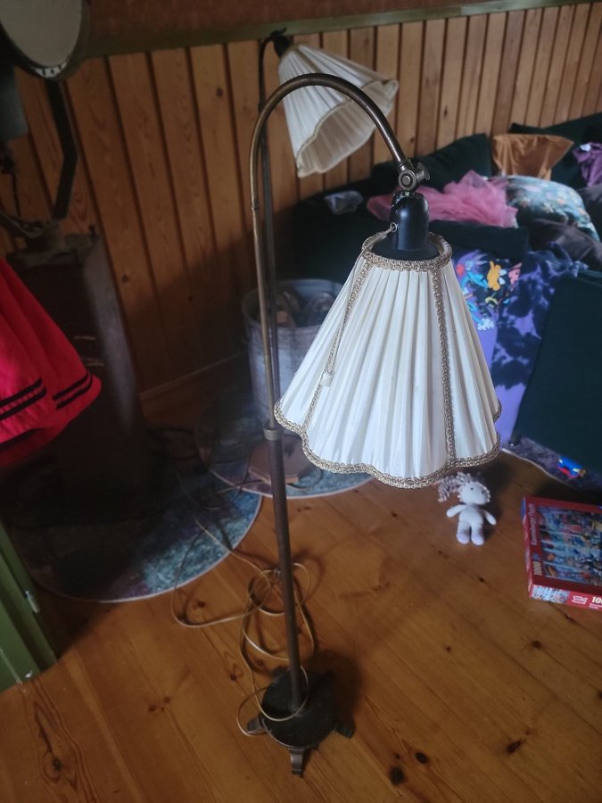 Stående golvlampa med skärm