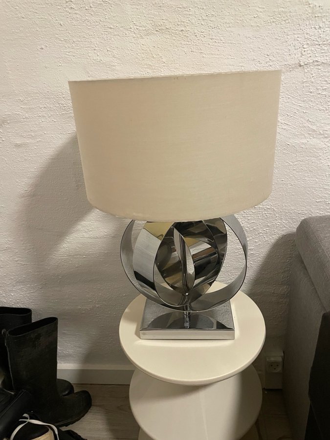 Bordlampe med hvid skærm