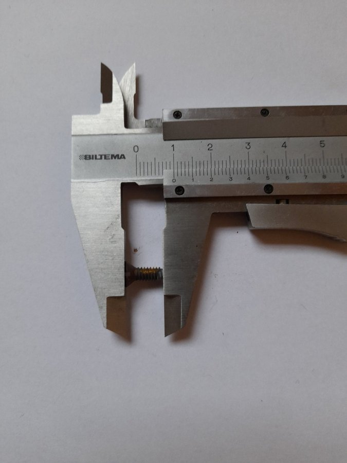 Äldre maskinskruv spårskruv mässing byggnadsvård 5/32 x 3/8 ?