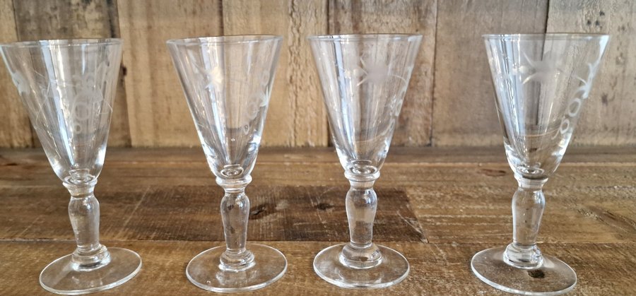 4 st. äldre Graverade glas likörglas snabs retro vintage starkvinglas