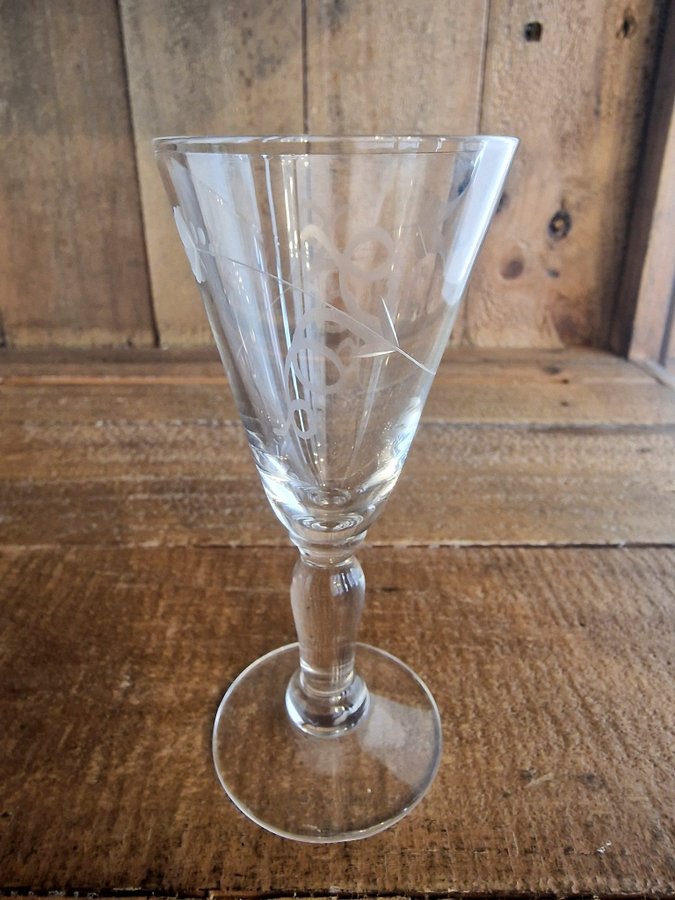 4 st. äldre Graverade glas likörglas snabs retro vintage starkvinglas