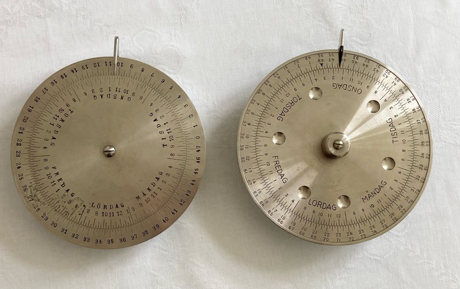 2 äldre räkneskivor i metall räkneskiva 1919 tiduträkning