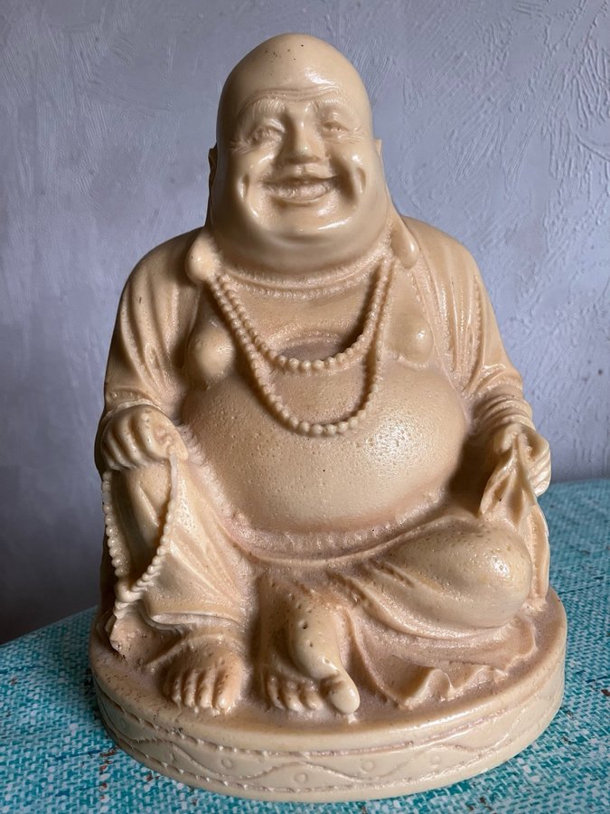 Glad Buddha Staty