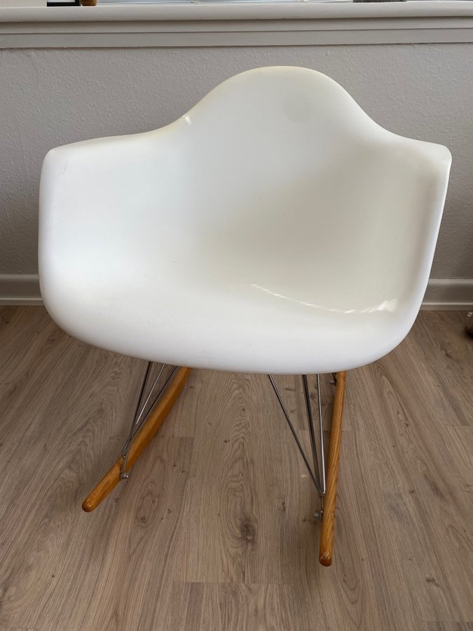 Hvid Eames Replica Gyngestol med sort skind