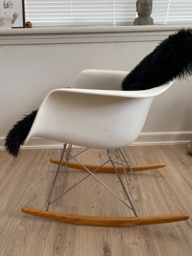 Hvid Eames Replica Gyngestol med sort skind