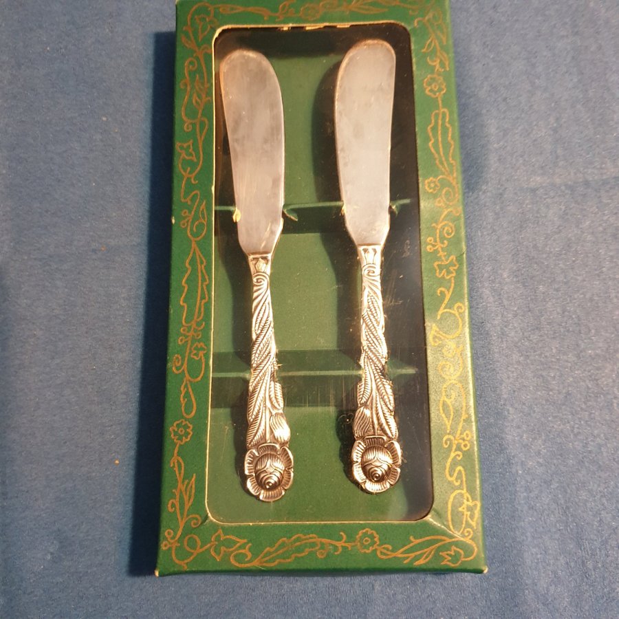 2 ÄLDRE SMÖRKNIVAR NYSILVER ROSOR LÄNGD 14,5 CM RETRO