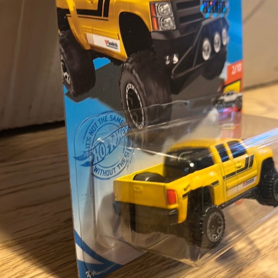 Hot Wheels Chevy Silverado Off Road 2/10